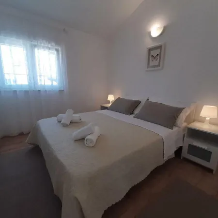 Daire S Pogledom Ždrelac